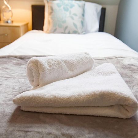 Comfortable Swindon Town Centre Apartments, Free Parking, Sleeps Up To 8 Zewnętrze zdjęcie