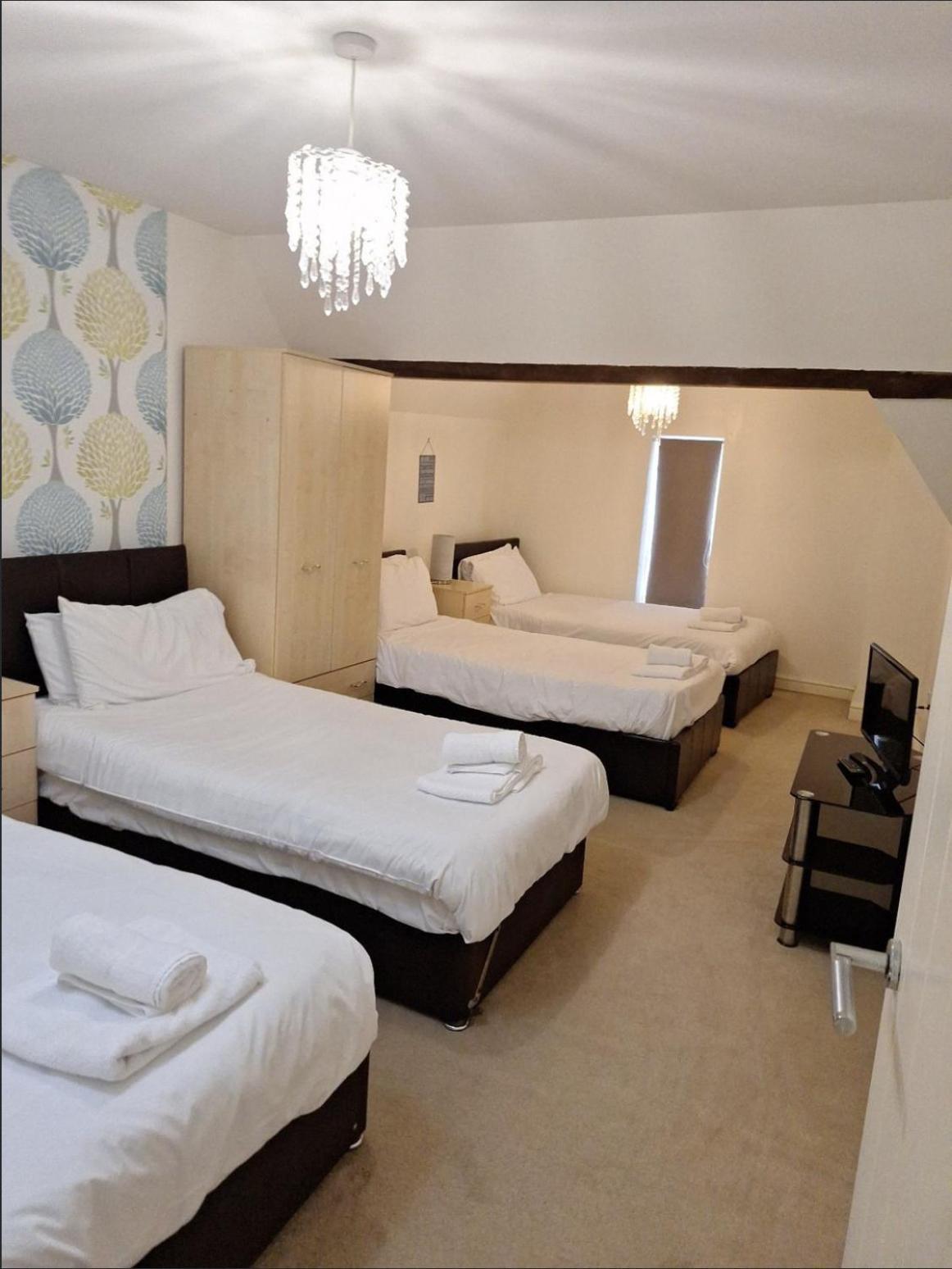 Comfortable Swindon Town Centre Apartments, Free Parking, Sleeps Up To 8 Zewnętrze zdjęcie
