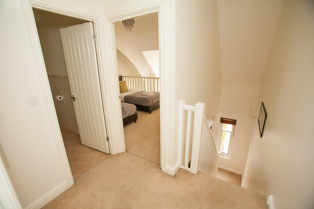 Comfortable Swindon Town Centre Apartments, Free Parking, Sleeps Up To 8 Zewnętrze zdjęcie