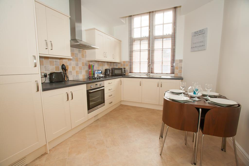Comfortable Swindon Town Centre Apartments, Free Parking, Sleeps Up To 8 Zewnętrze zdjęcie