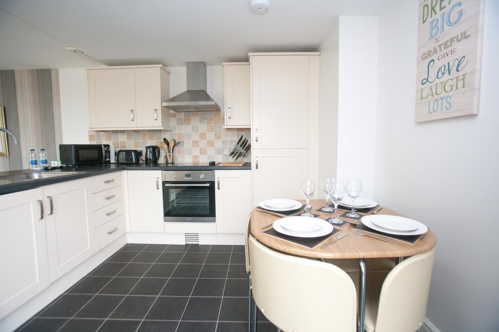 Comfortable Swindon Town Centre Apartments, Free Parking, Sleeps Up To 8 Zewnętrze zdjęcie
