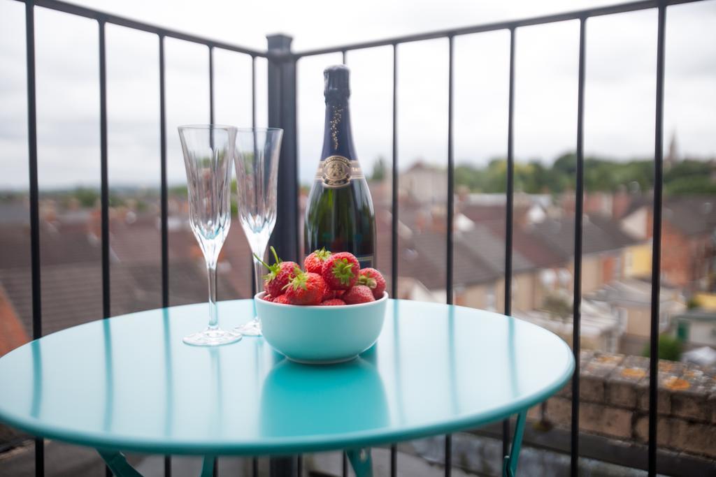 Comfortable Swindon Town Centre Apartments, Free Parking, Sleeps Up To 8 Zewnętrze zdjęcie