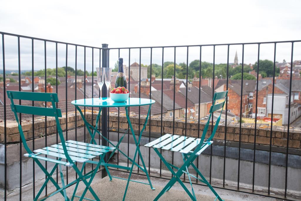 Comfortable Swindon Town Centre Apartments, Free Parking, Sleeps Up To 8 Zewnętrze zdjęcie