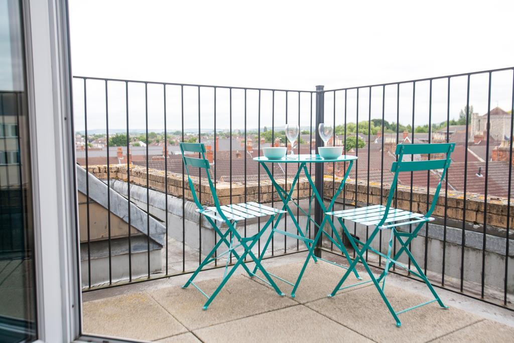 Comfortable Swindon Town Centre Apartments, Free Parking, Sleeps Up To 8 Zewnętrze zdjęcie