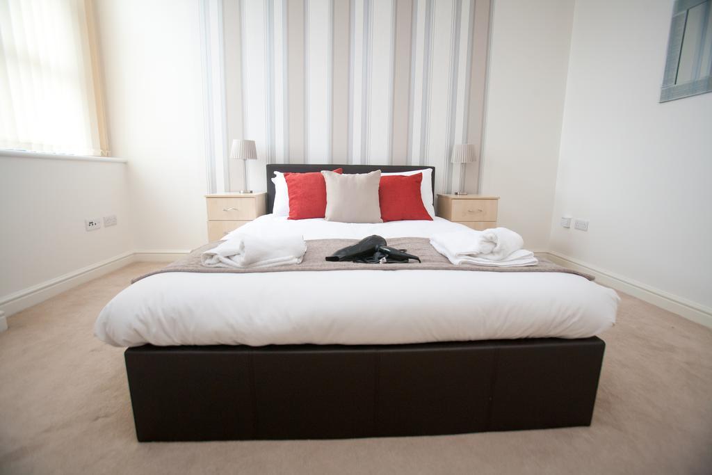 Comfortable Swindon Town Centre Apartments, Free Parking, Sleeps Up To 8 Zewnętrze zdjęcie