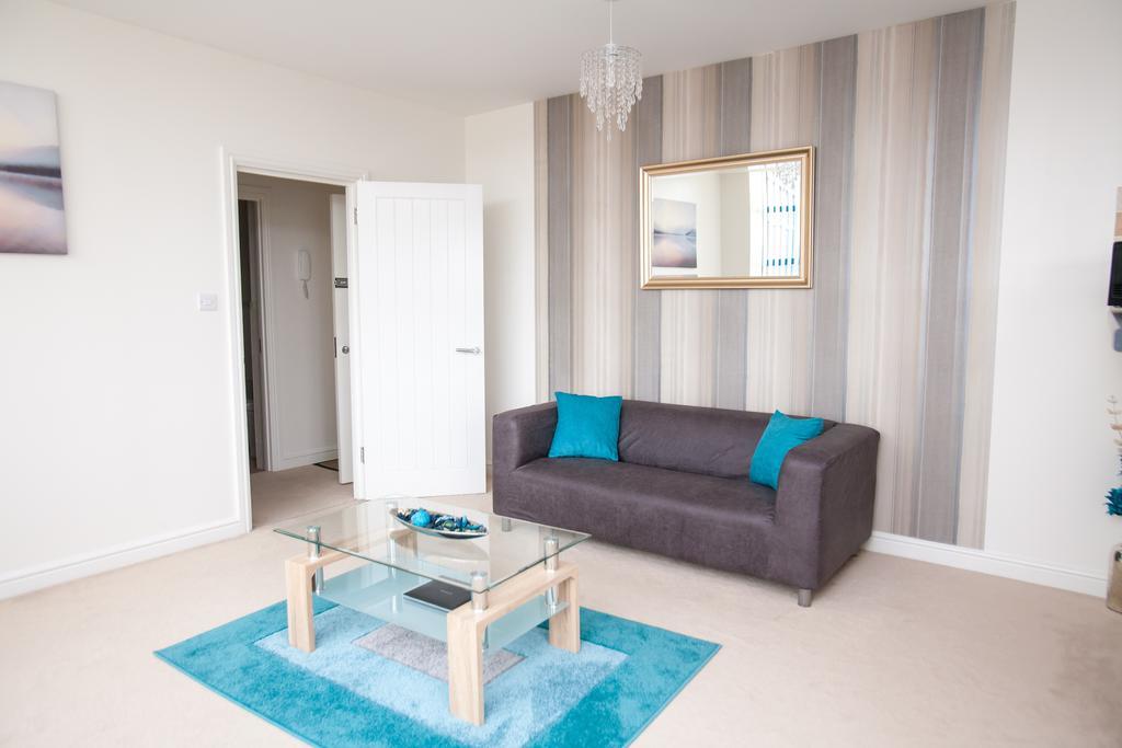 Comfortable Swindon Town Centre Apartments, Free Parking, Sleeps Up To 8 Zewnętrze zdjęcie