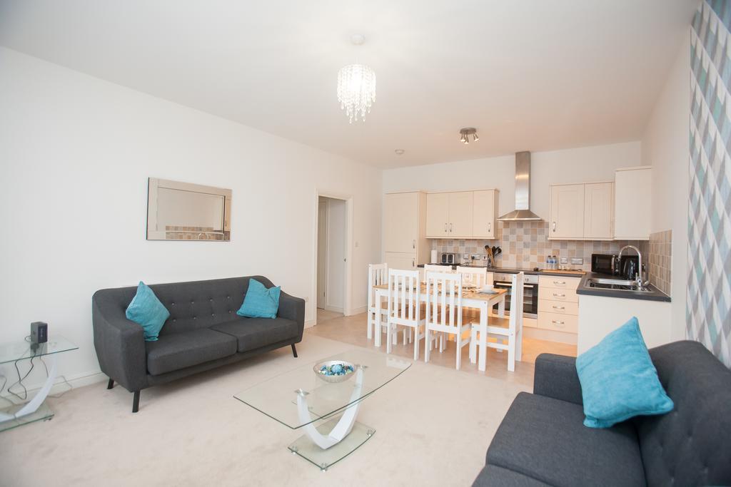 Comfortable Swindon Town Centre Apartments, Free Parking, Sleeps Up To 8 Zewnętrze zdjęcie