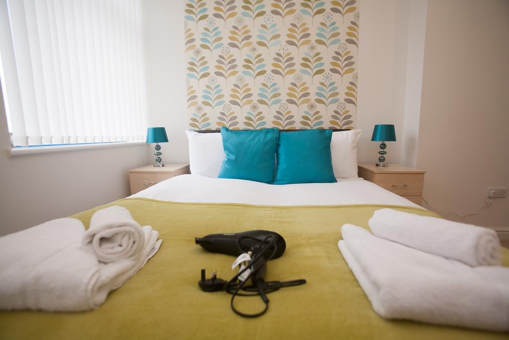 Comfortable Swindon Town Centre Apartments, Free Parking, Sleeps Up To 8 Zewnętrze zdjęcie