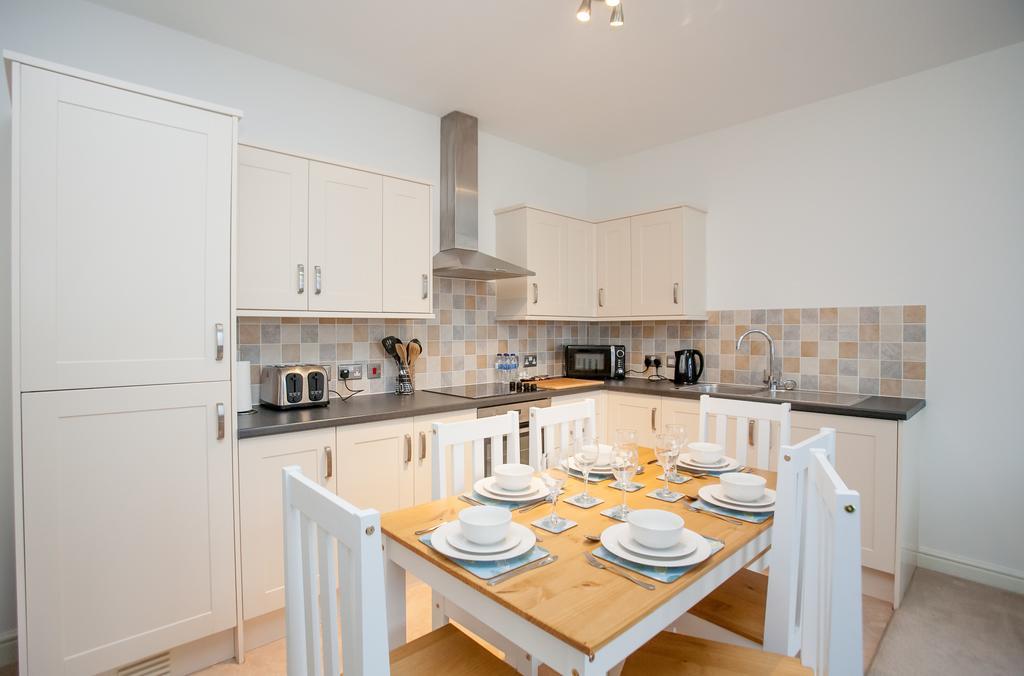 Comfortable Swindon Town Centre Apartments, Free Parking, Sleeps Up To 8 Zewnętrze zdjęcie