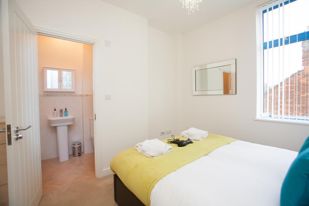 Comfortable Swindon Town Centre Apartments, Free Parking, Sleeps Up To 8 Zewnętrze zdjęcie