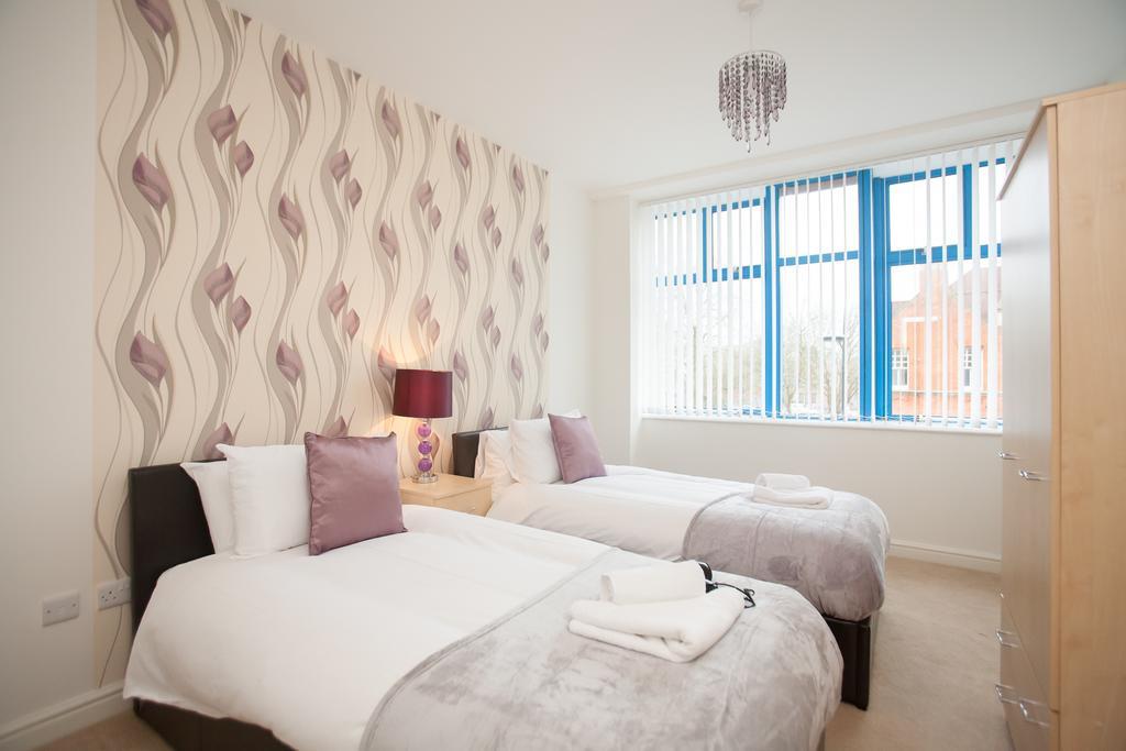 Comfortable Swindon Town Centre Apartments, Free Parking, Sleeps Up To 8 Zewnętrze zdjęcie