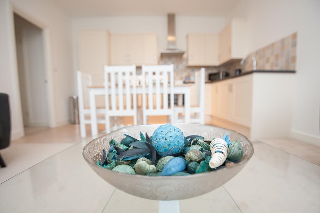 Comfortable Swindon Town Centre Apartments, Free Parking, Sleeps Up To 8 Zewnętrze zdjęcie
