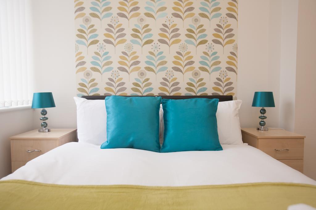 Comfortable Swindon Town Centre Apartments, Free Parking, Sleeps Up To 8 Zewnętrze zdjęcie