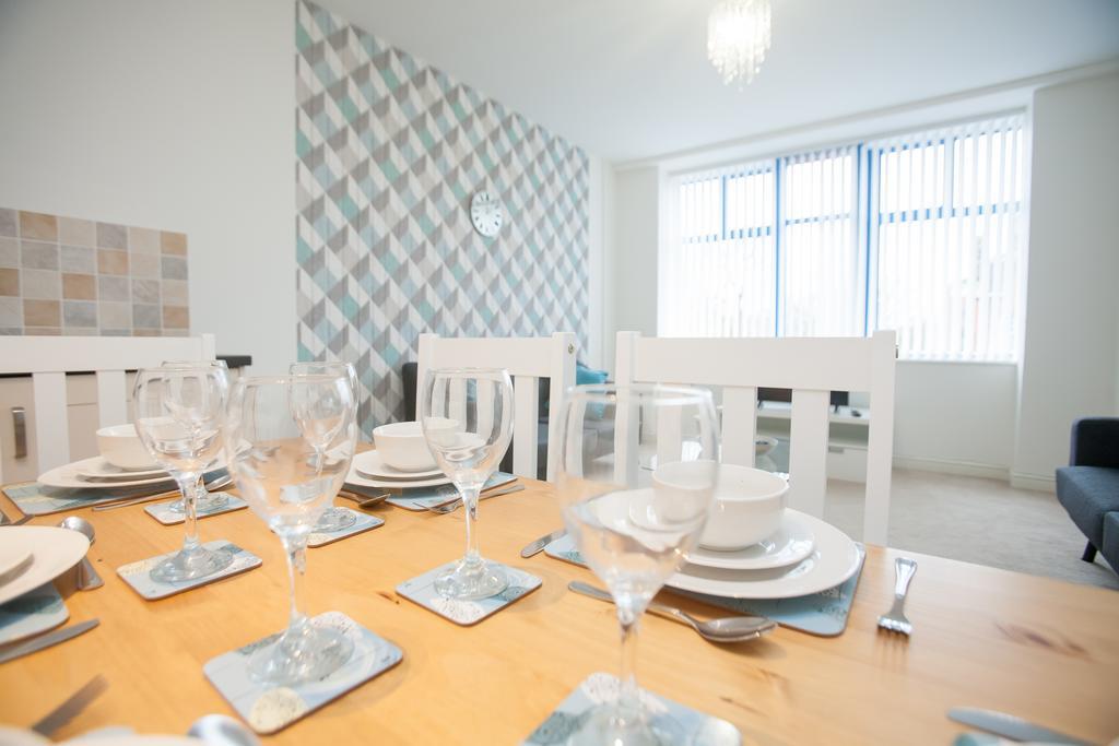 Comfortable Swindon Town Centre Apartments, Free Parking, Sleeps Up To 8 Zewnętrze zdjęcie