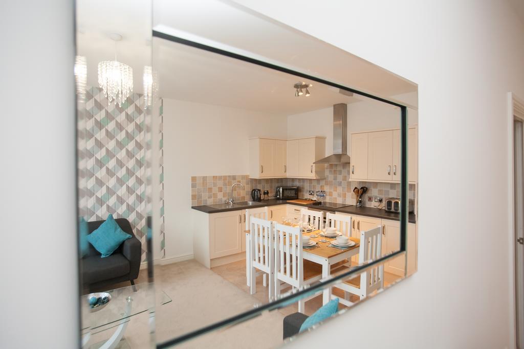 Comfortable Swindon Town Centre Apartments, Free Parking, Sleeps Up To 8 Zewnętrze zdjęcie