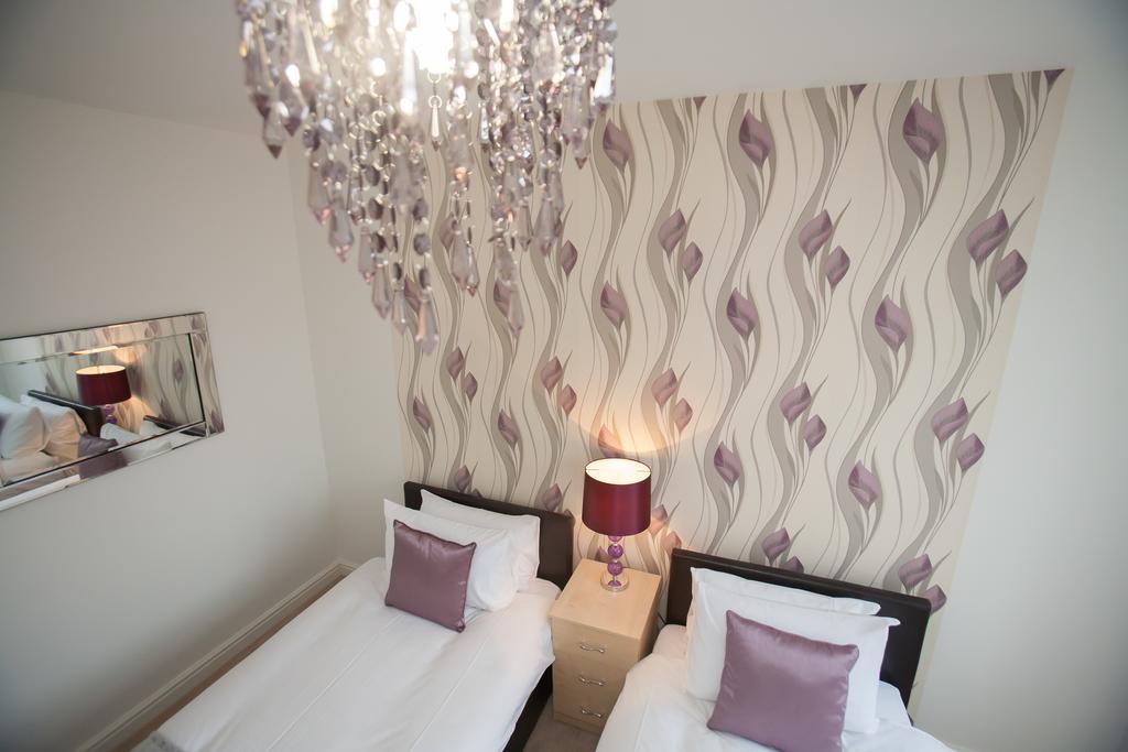 Comfortable Swindon Town Centre Apartments, Free Parking, Sleeps Up To 8 Zewnętrze zdjęcie