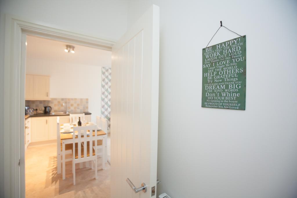 Comfortable Swindon Town Centre Apartments, Free Parking, Sleeps Up To 8 Zewnętrze zdjęcie