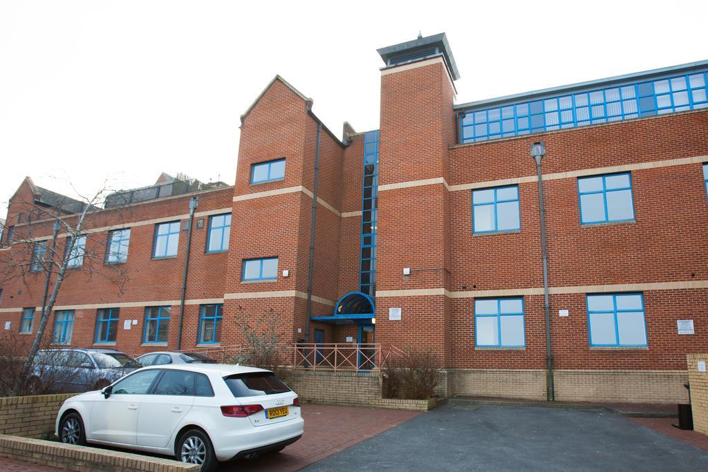 Comfortable Swindon Town Centre Apartments, Free Parking, Sleeps Up To 8 Zewnętrze zdjęcie