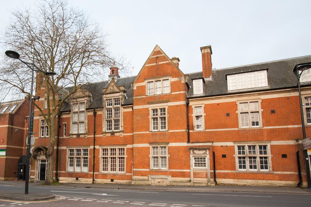 Comfortable Swindon Town Centre Apartments, Free Parking, Sleeps Up To 8 Zewnętrze zdjęcie
