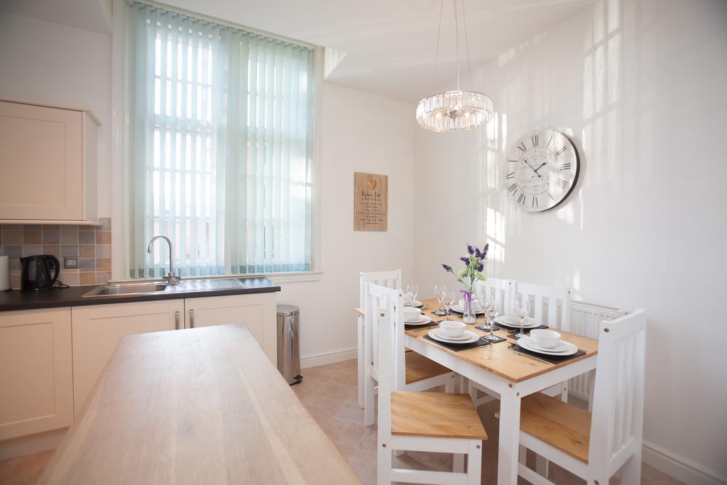 Comfortable Swindon Town Centre Apartments, Free Parking, Sleeps Up To 8 Zewnętrze zdjęcie