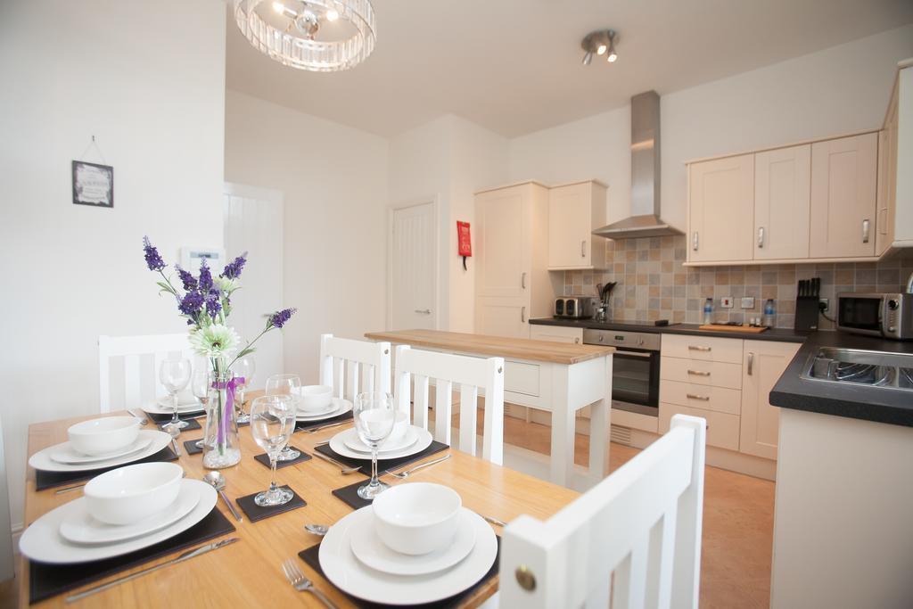 Comfortable Swindon Town Centre Apartments, Free Parking, Sleeps Up To 8 Zewnętrze zdjęcie