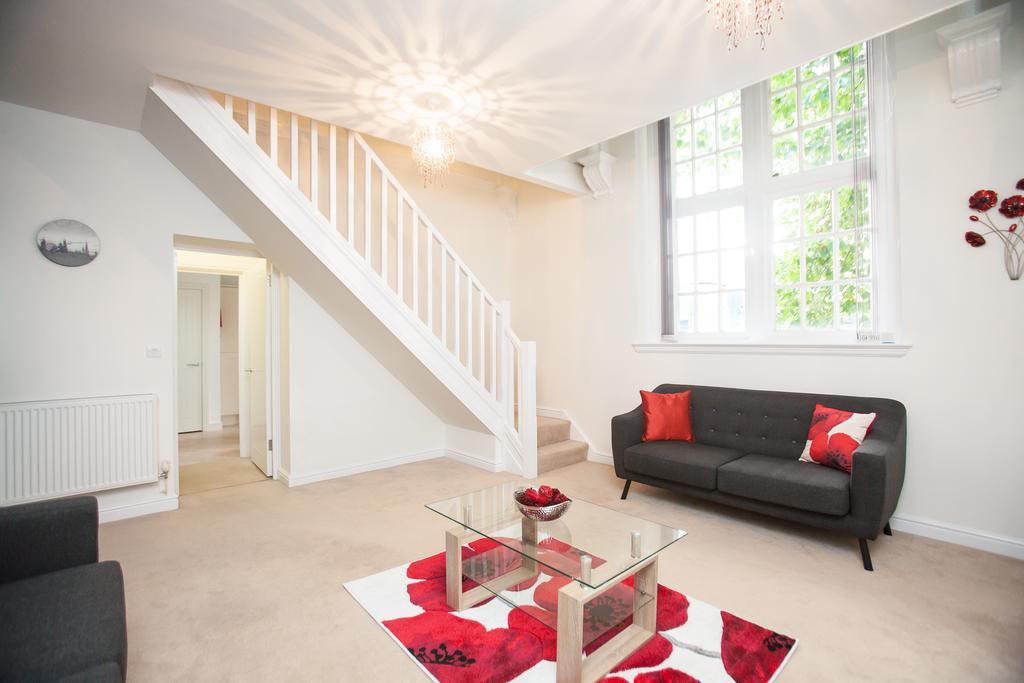 Comfortable Swindon Town Centre Apartments, Free Parking, Sleeps Up To 8 Zewnętrze zdjęcie