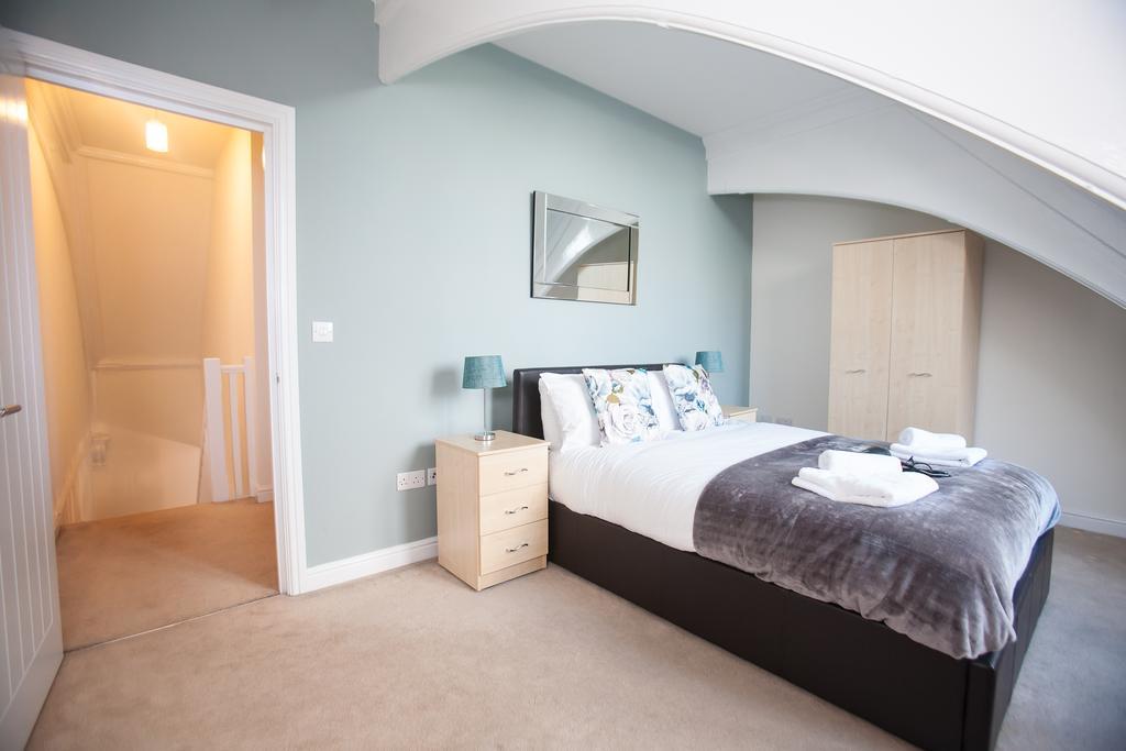 Comfortable Swindon Town Centre Apartments, Free Parking, Sleeps Up To 8 Zewnętrze zdjęcie