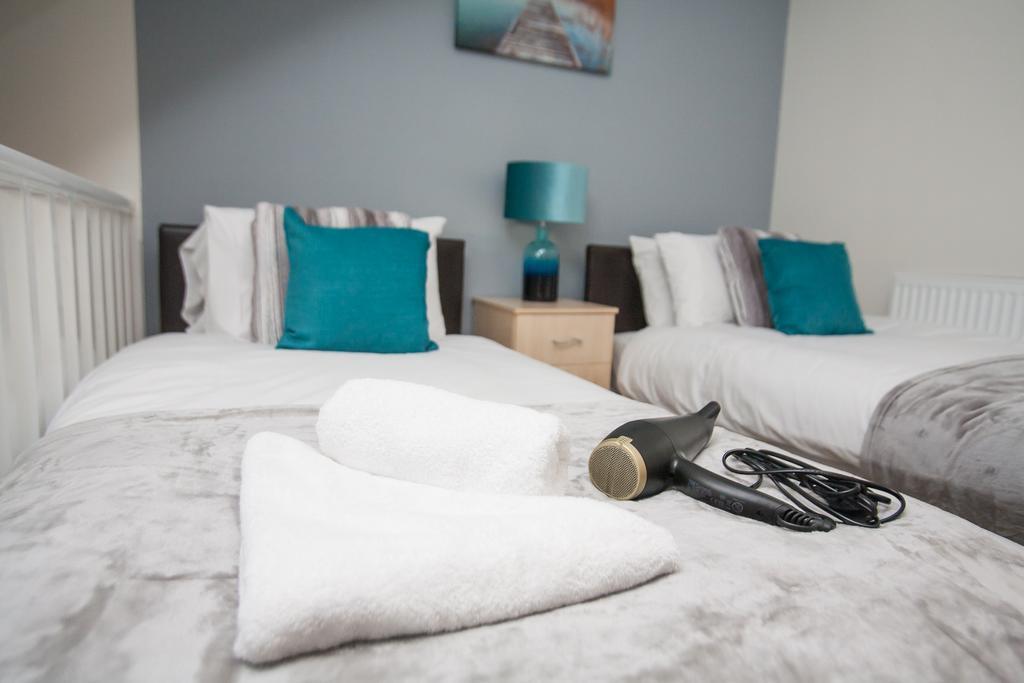 Comfortable Swindon Town Centre Apartments, Free Parking, Sleeps Up To 8 Zewnętrze zdjęcie