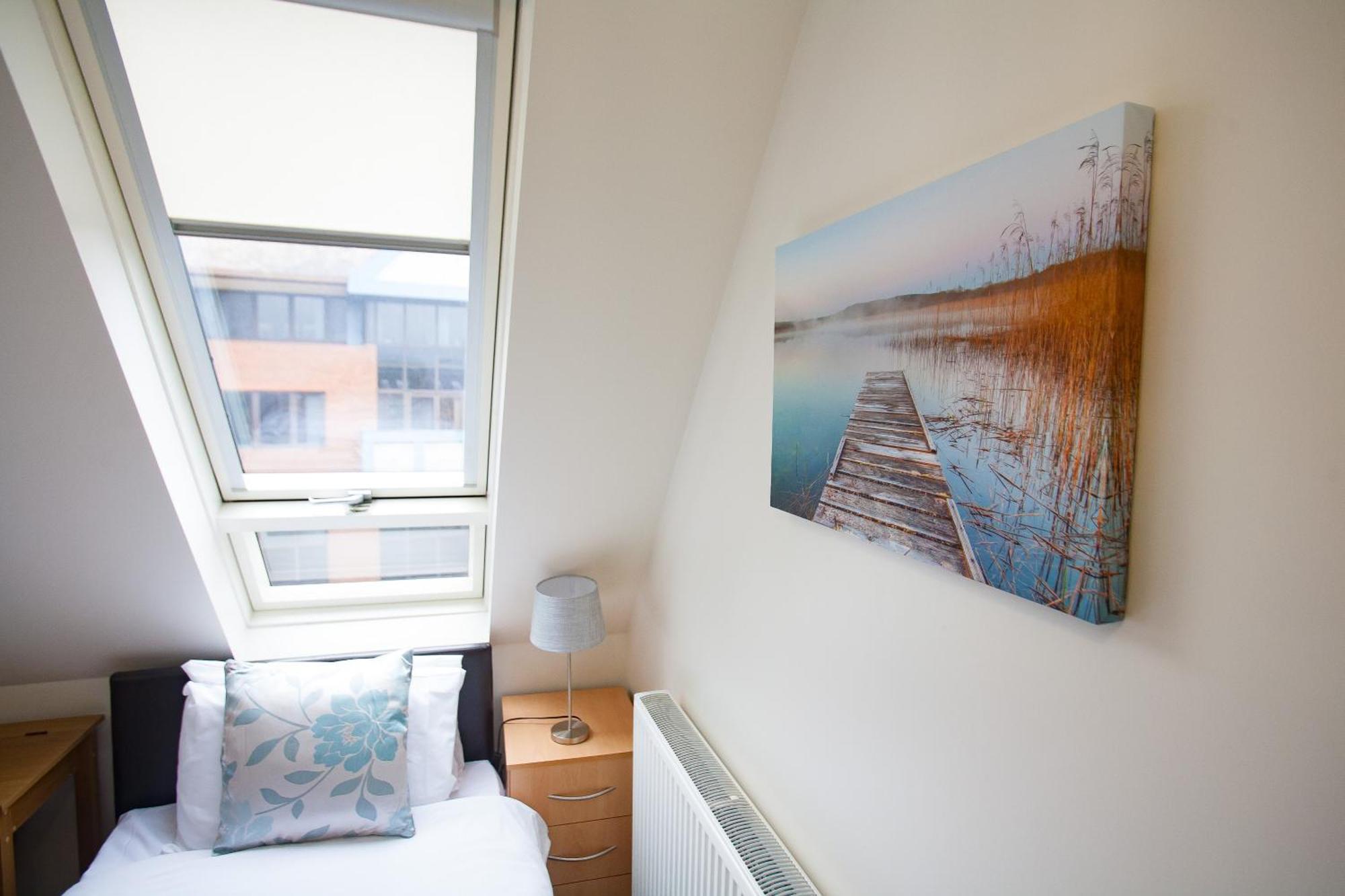 Comfortable Swindon Town Centre Apartments, Free Parking, Sleeps Up To 8 Zewnętrze zdjęcie