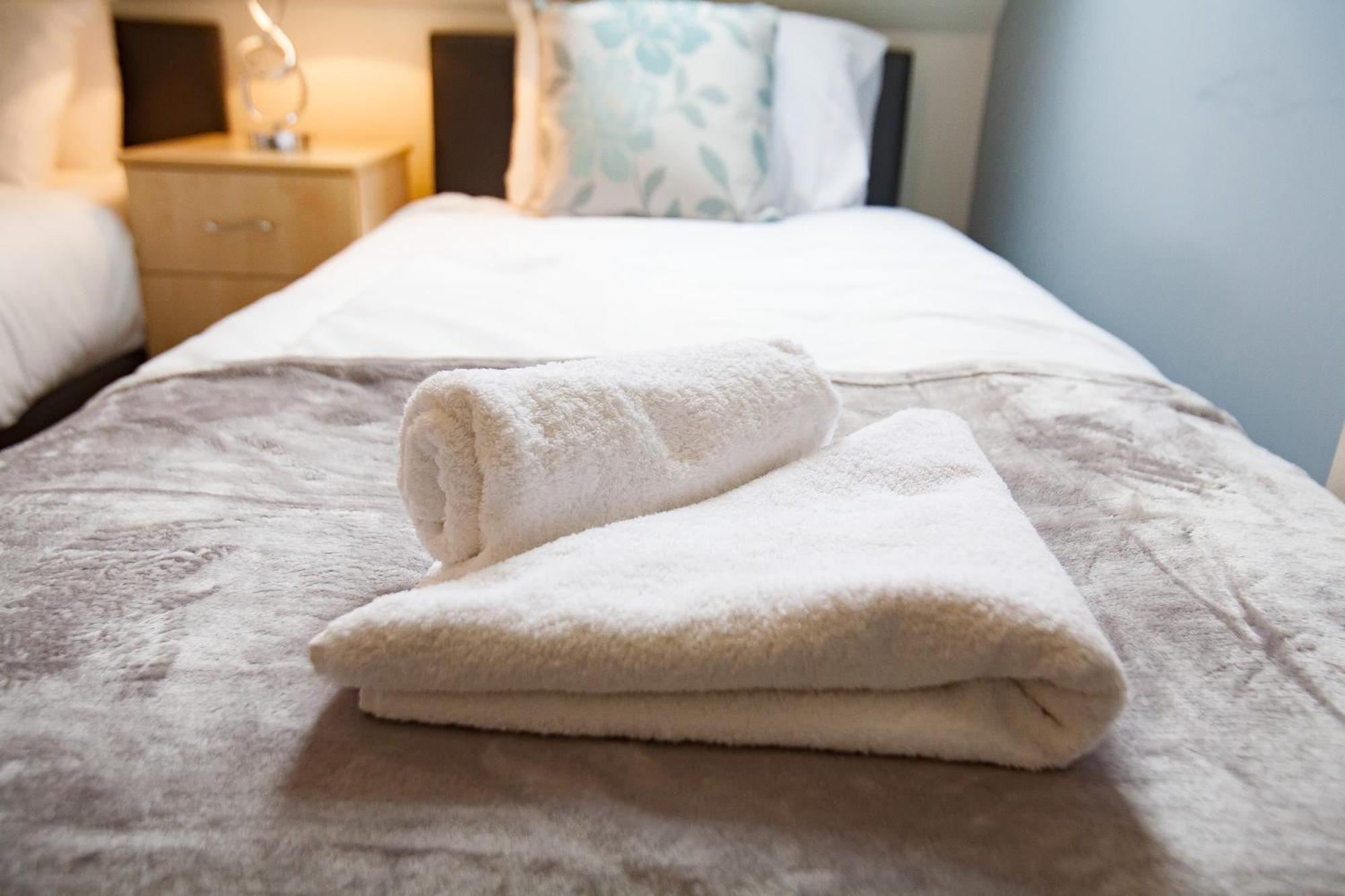 Comfortable Swindon Town Centre Apartments, Free Parking, Sleeps Up To 8 Zewnętrze zdjęcie