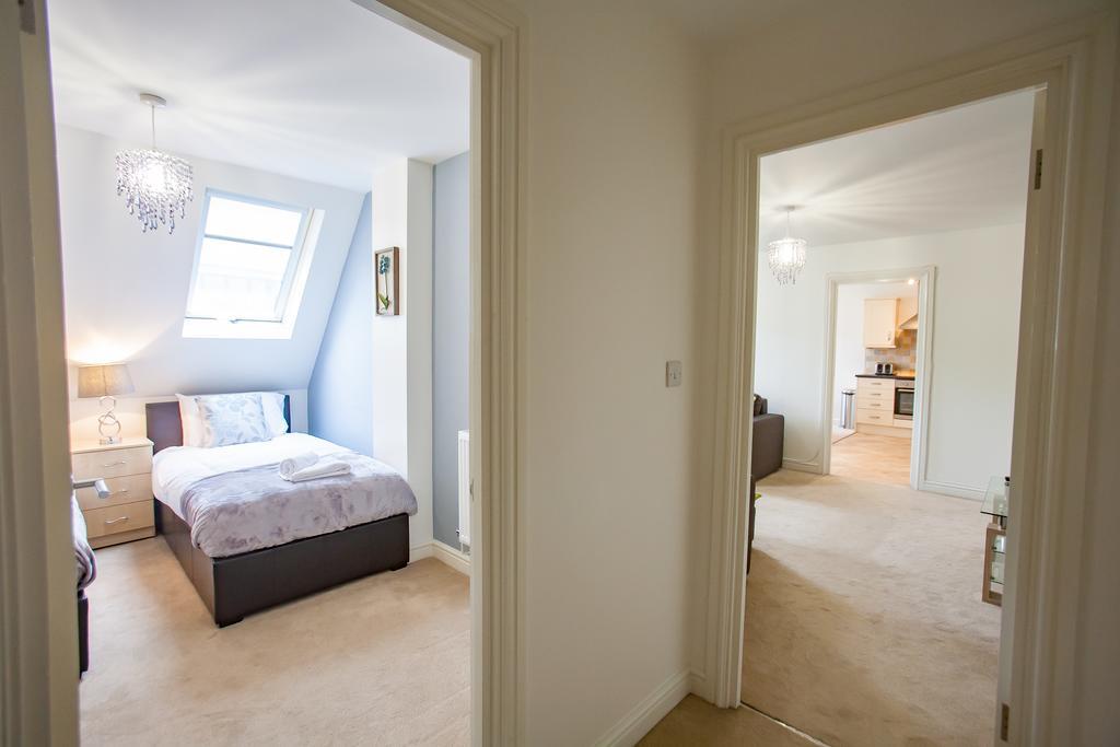Comfortable Swindon Town Centre Apartments, Free Parking, Sleeps Up To 8 Zewnętrze zdjęcie