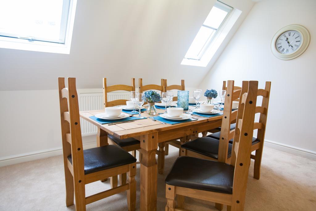 Comfortable Swindon Town Centre Apartments, Free Parking, Sleeps Up To 8 Zewnętrze zdjęcie