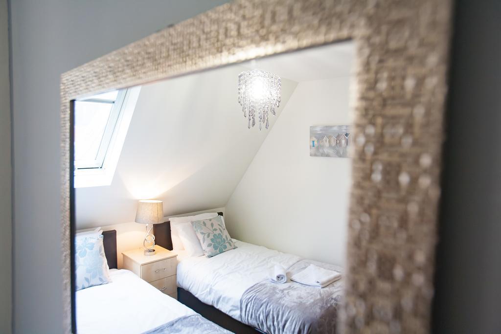 Comfortable Swindon Town Centre Apartments, Free Parking, Sleeps Up To 8 Zewnętrze zdjęcie