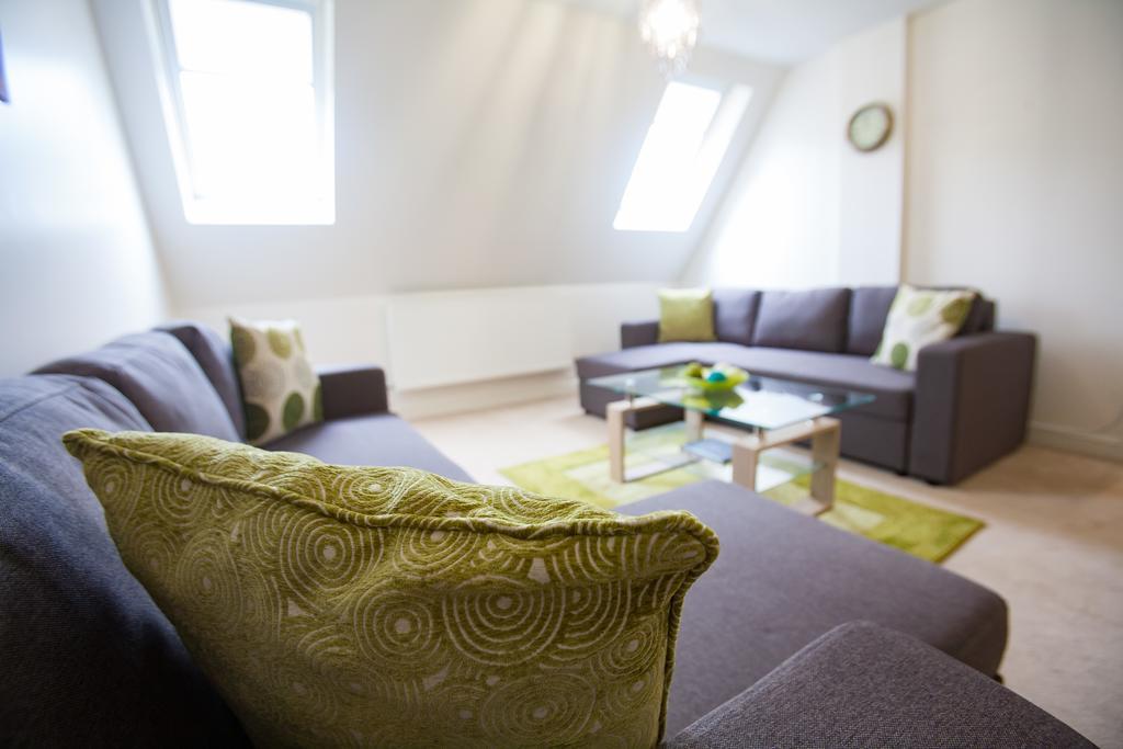 Comfortable Swindon Town Centre Apartments, Free Parking, Sleeps Up To 8 Zewnętrze zdjęcie