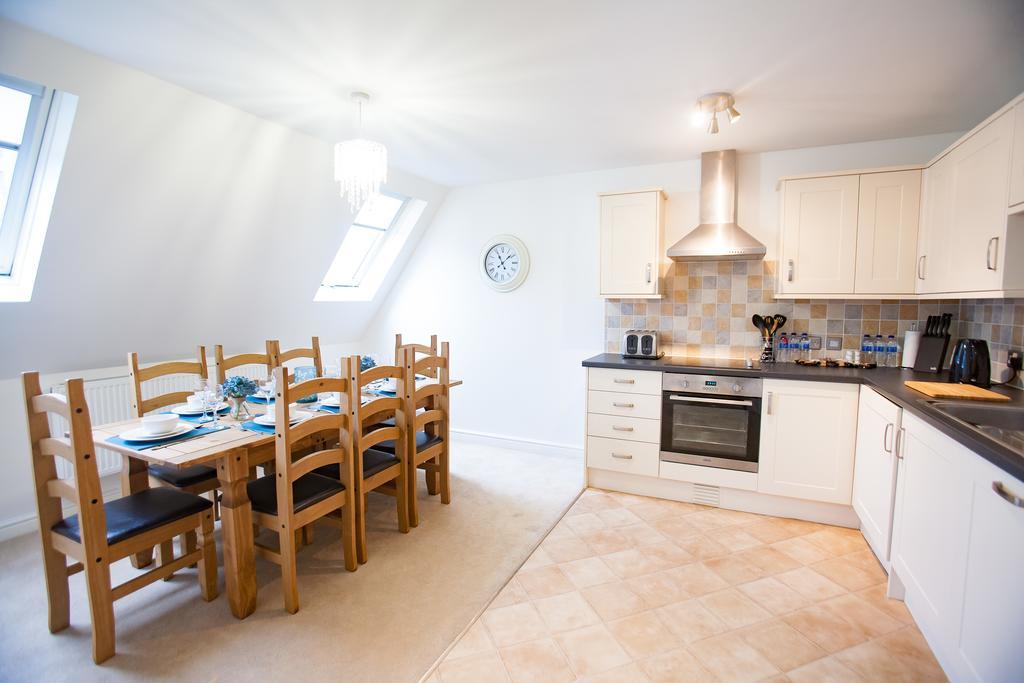 Comfortable Swindon Town Centre Apartments, Free Parking, Sleeps Up To 8 Zewnętrze zdjęcie
