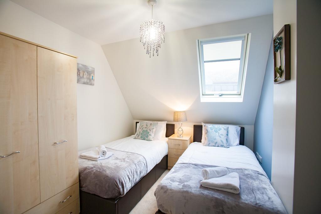 Comfortable Swindon Town Centre Apartments, Free Parking, Sleeps Up To 8 Zewnętrze zdjęcie