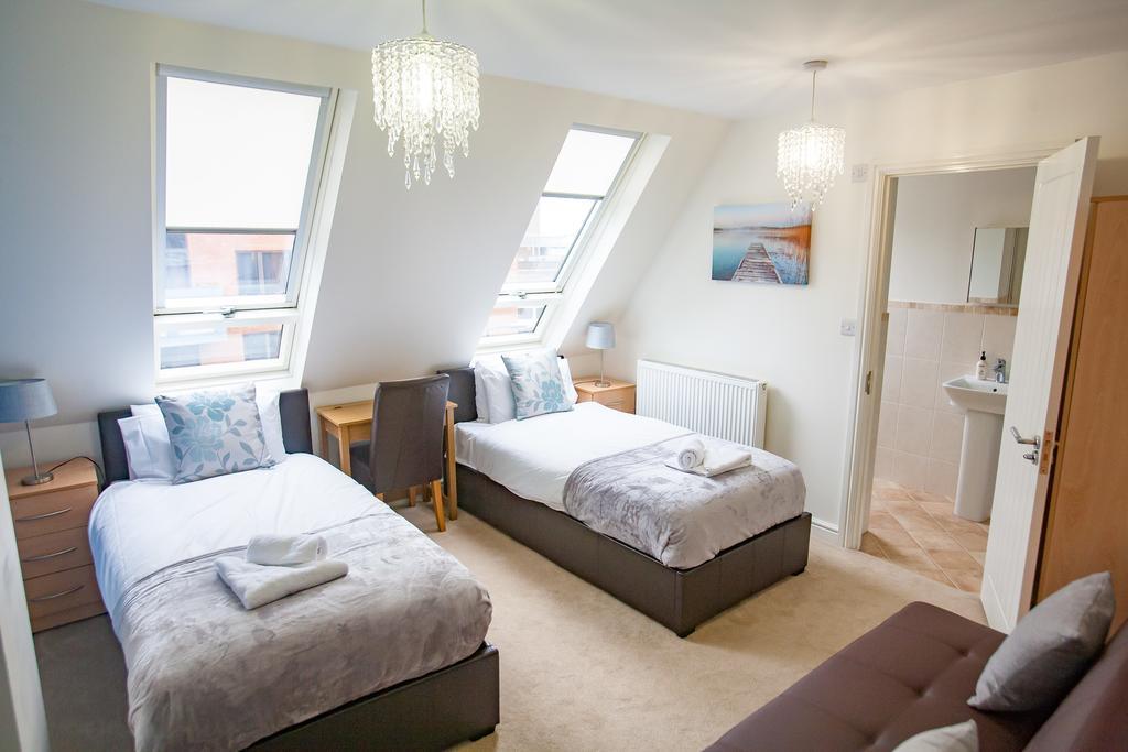 Comfortable Swindon Town Centre Apartments, Free Parking, Sleeps Up To 8 Zewnętrze zdjęcie