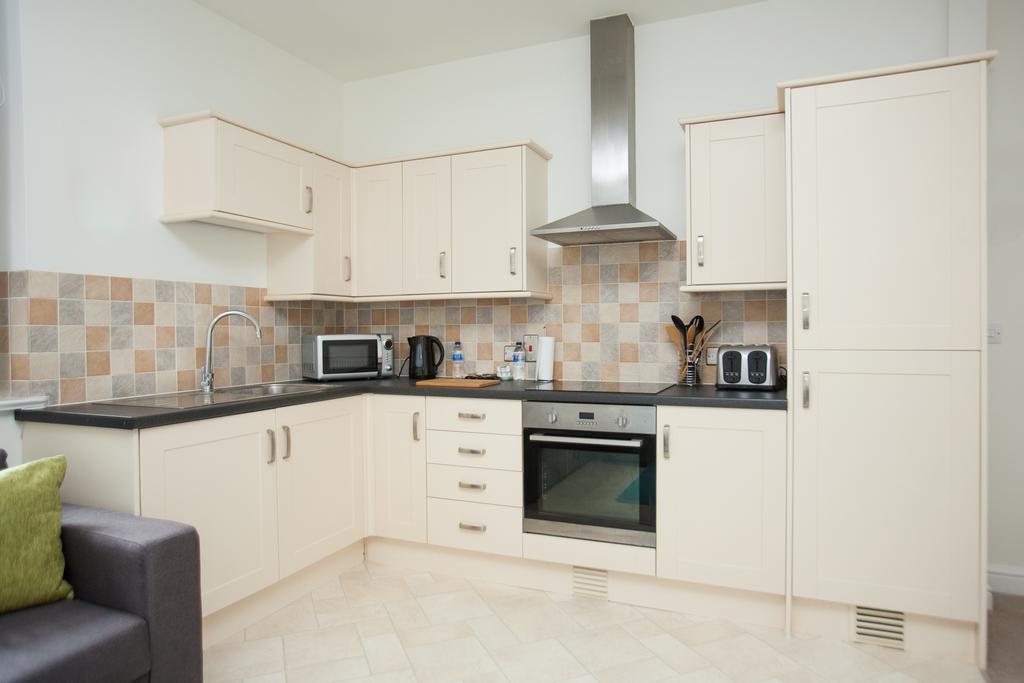 Comfortable Swindon Town Centre Apartments, Free Parking, Sleeps Up To 8 Zewnętrze zdjęcie