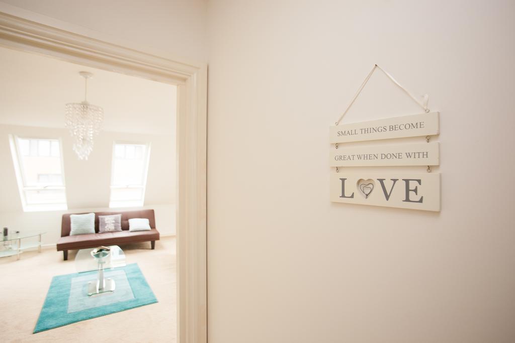 Comfortable Swindon Town Centre Apartments, Free Parking, Sleeps Up To 8 Zewnętrze zdjęcie