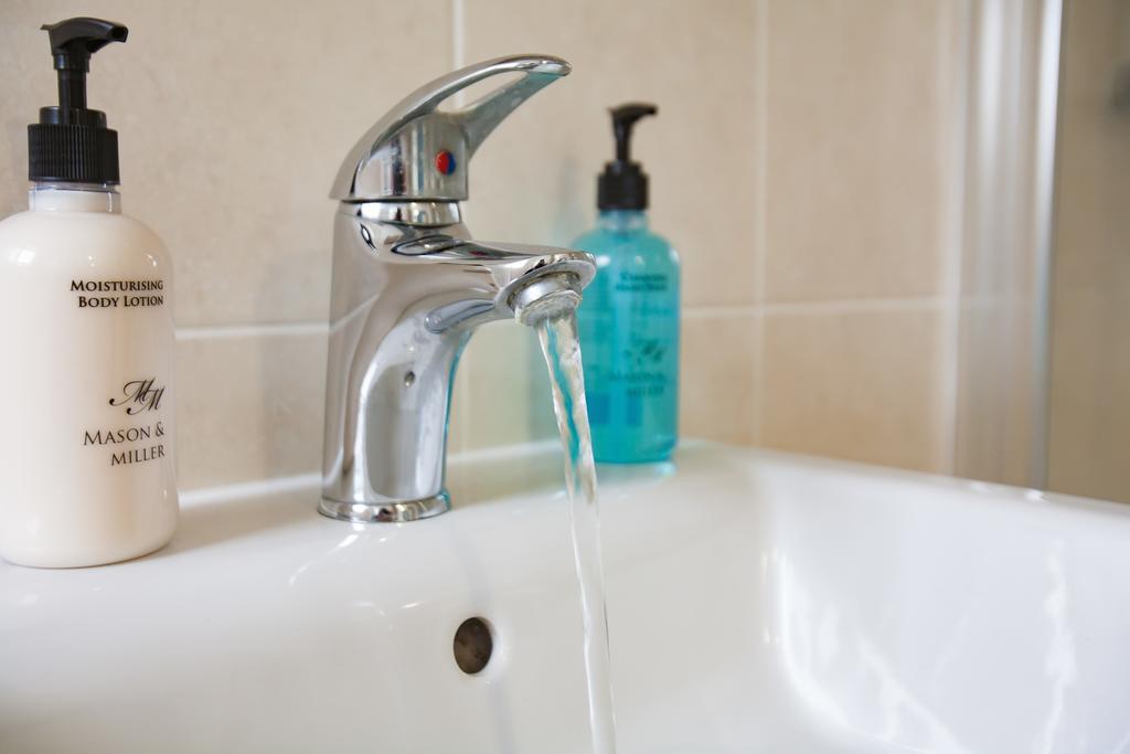 Comfortable Swindon Town Centre Apartments, Free Parking, Sleeps Up To 8 Zewnętrze zdjęcie