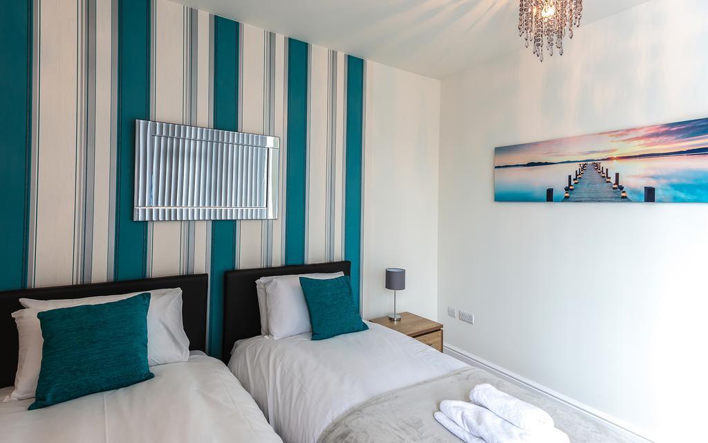 Comfortable Swindon Town Centre Apartments, Free Parking, Sleeps Up To 8 Zewnętrze zdjęcie