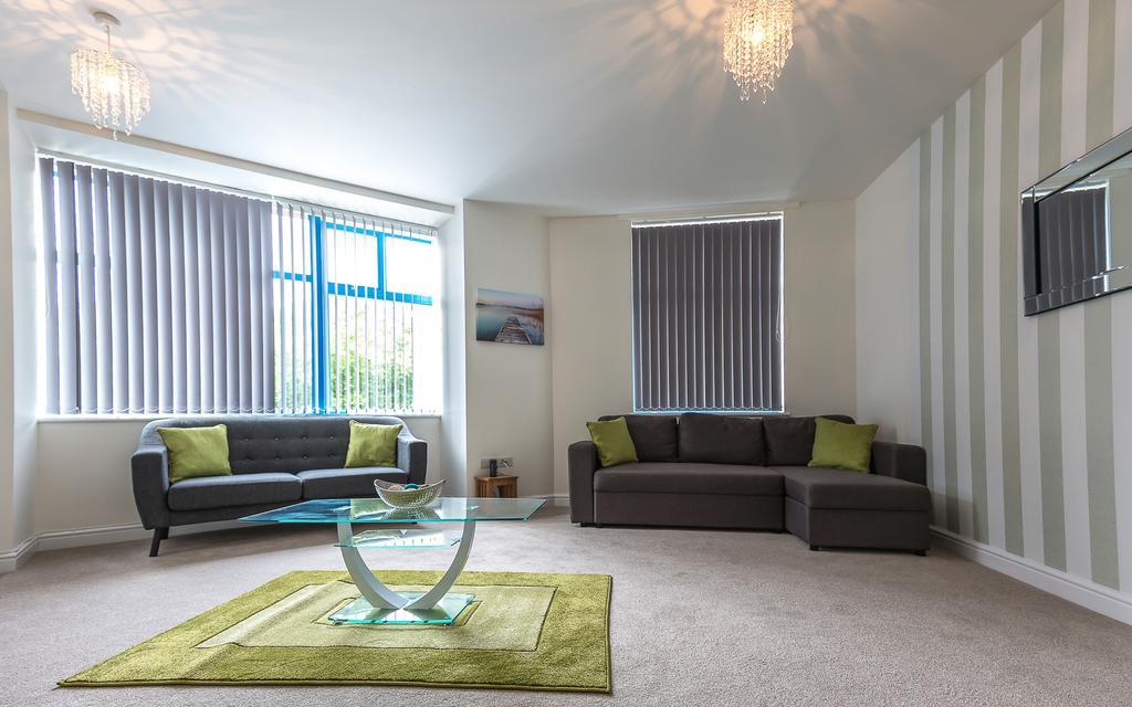 Comfortable Swindon Town Centre Apartments, Free Parking, Sleeps Up To 8 Zewnętrze zdjęcie