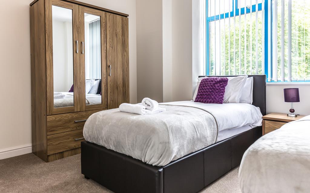 Comfortable Swindon Town Centre Apartments, Free Parking, Sleeps Up To 8 Zewnętrze zdjęcie