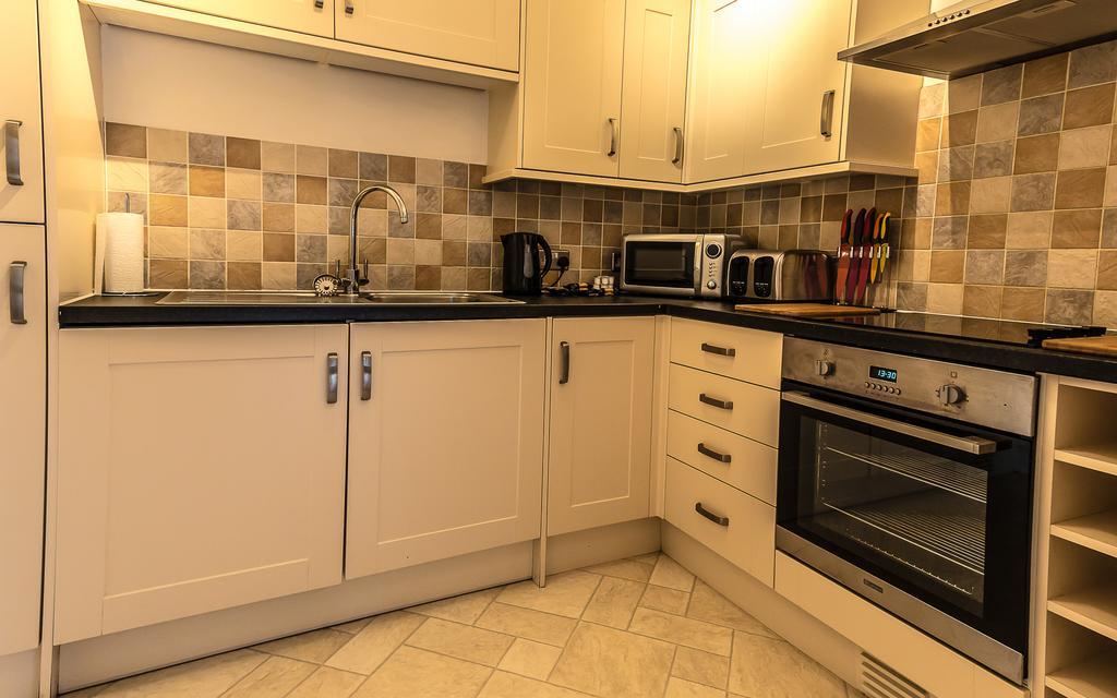 Comfortable Swindon Town Centre Apartments, Free Parking, Sleeps Up To 8 Zewnętrze zdjęcie