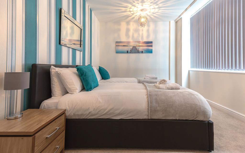 Comfortable Swindon Town Centre Apartments, Free Parking, Sleeps Up To 8 Zewnętrze zdjęcie