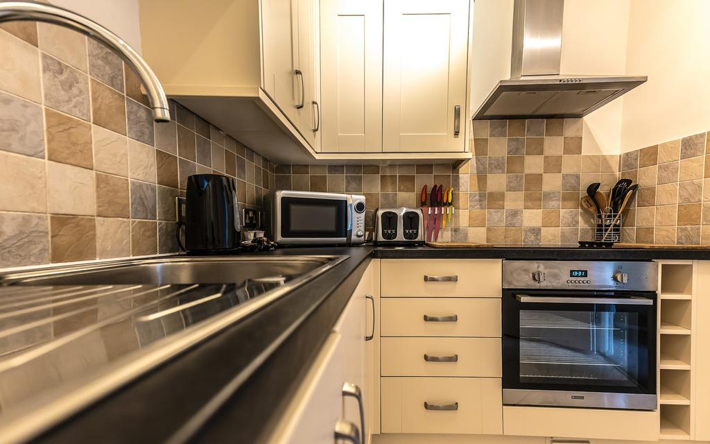 Comfortable Swindon Town Centre Apartments, Free Parking, Sleeps Up To 8 Zewnętrze zdjęcie