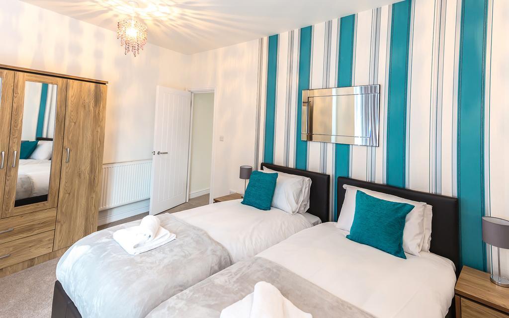 Comfortable Swindon Town Centre Apartments, Free Parking, Sleeps Up To 8 Zewnętrze zdjęcie