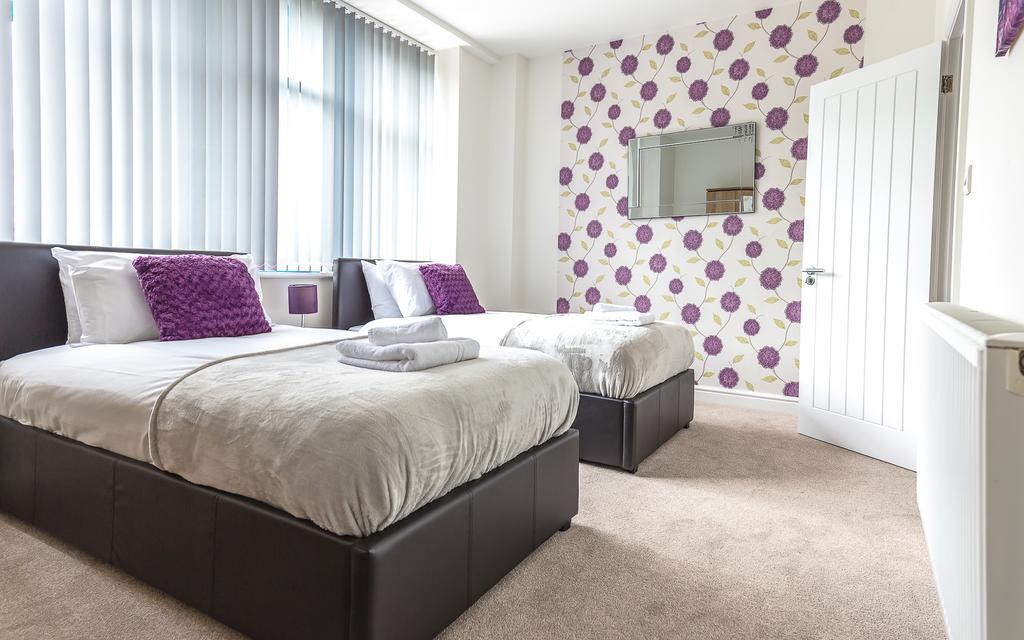 Comfortable Swindon Town Centre Apartments, Free Parking, Sleeps Up To 8 Zewnętrze zdjęcie