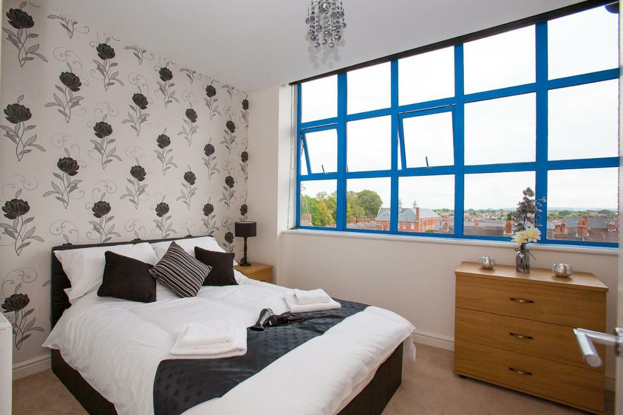 Comfortable Swindon Town Centre Apartments, Free Parking, Sleeps Up To 8 Zewnętrze zdjęcie