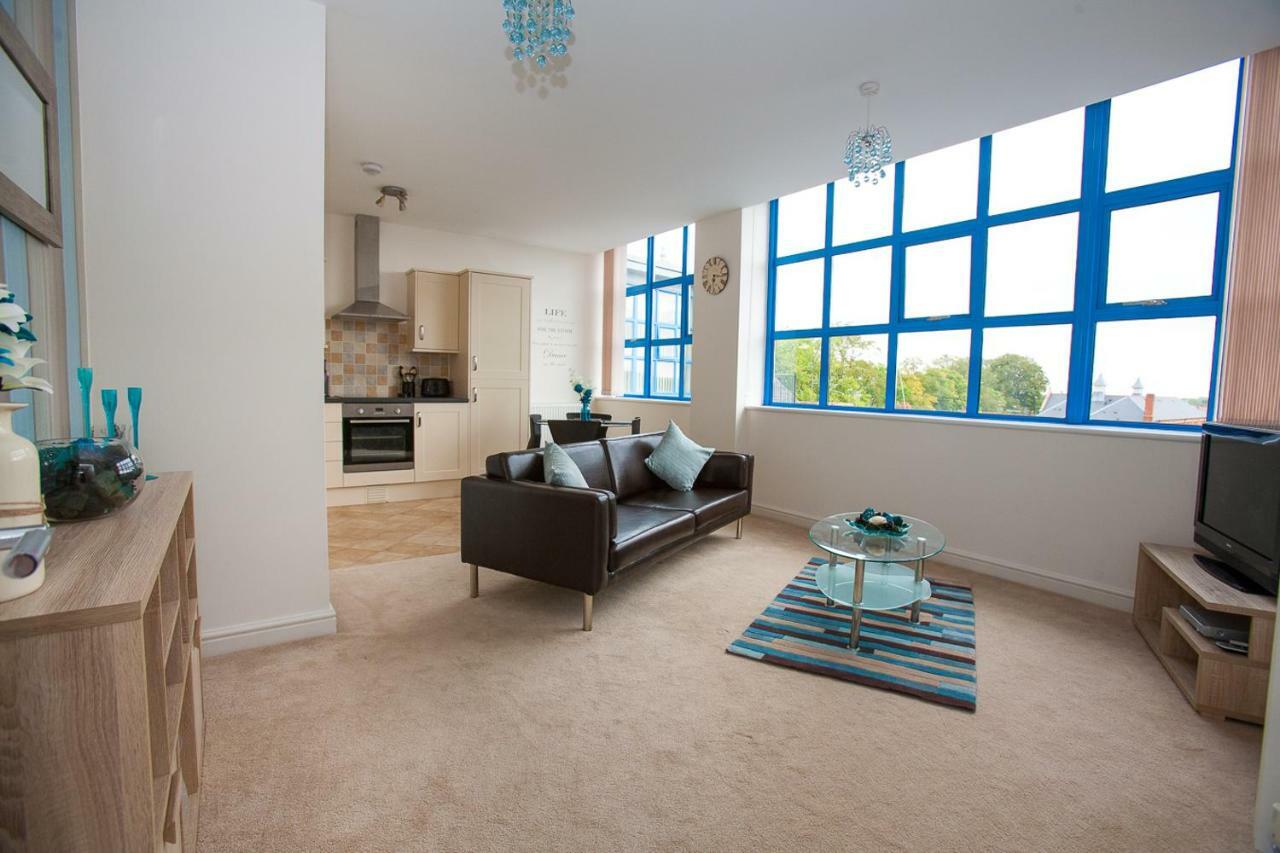 Comfortable Swindon Town Centre Apartments, Free Parking, Sleeps Up To 8 Zewnętrze zdjęcie